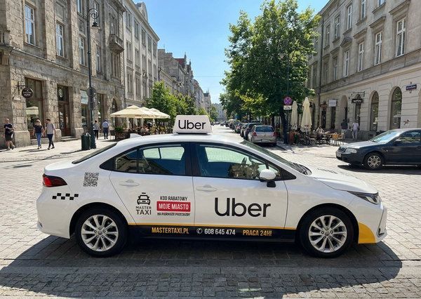 Toyota Corolla Master Taxi z boku - oklejenie Uber i Master Taxi